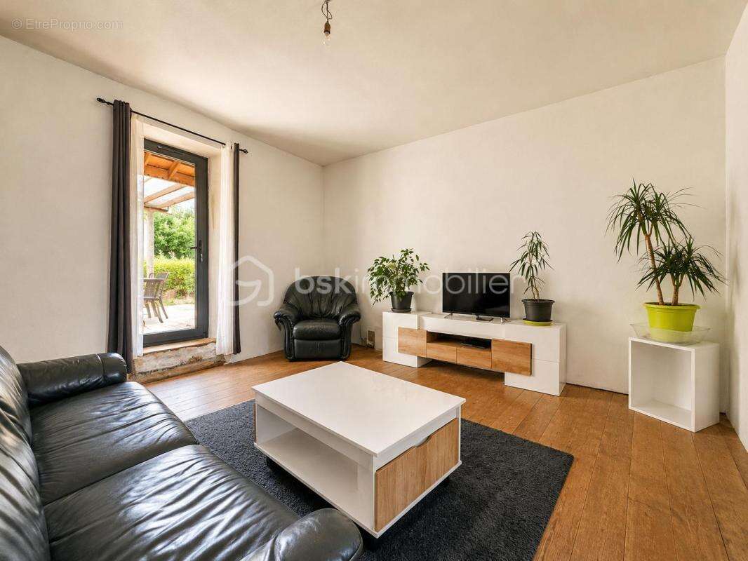 Maison atypique au calme avec terrasse, jardin et beau potentiel d’aménagement - photo 4