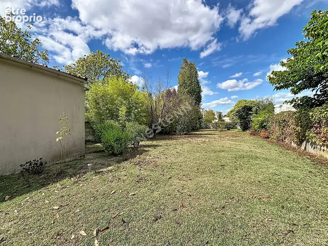 A vendre : Maison familiale de 7 pièces avec un joli jardin et garage- Rezé - photo 2