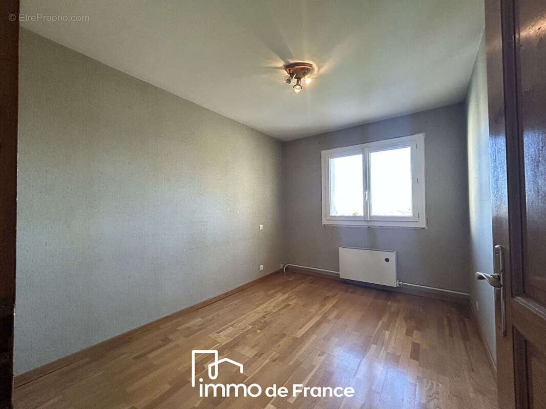 Appartement à ONET-LE-CHATEAU