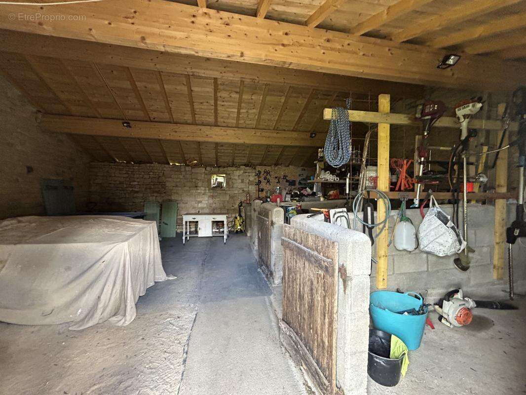 maison type longère 179m2 - terrain 1ha - garages et granges - photo 23