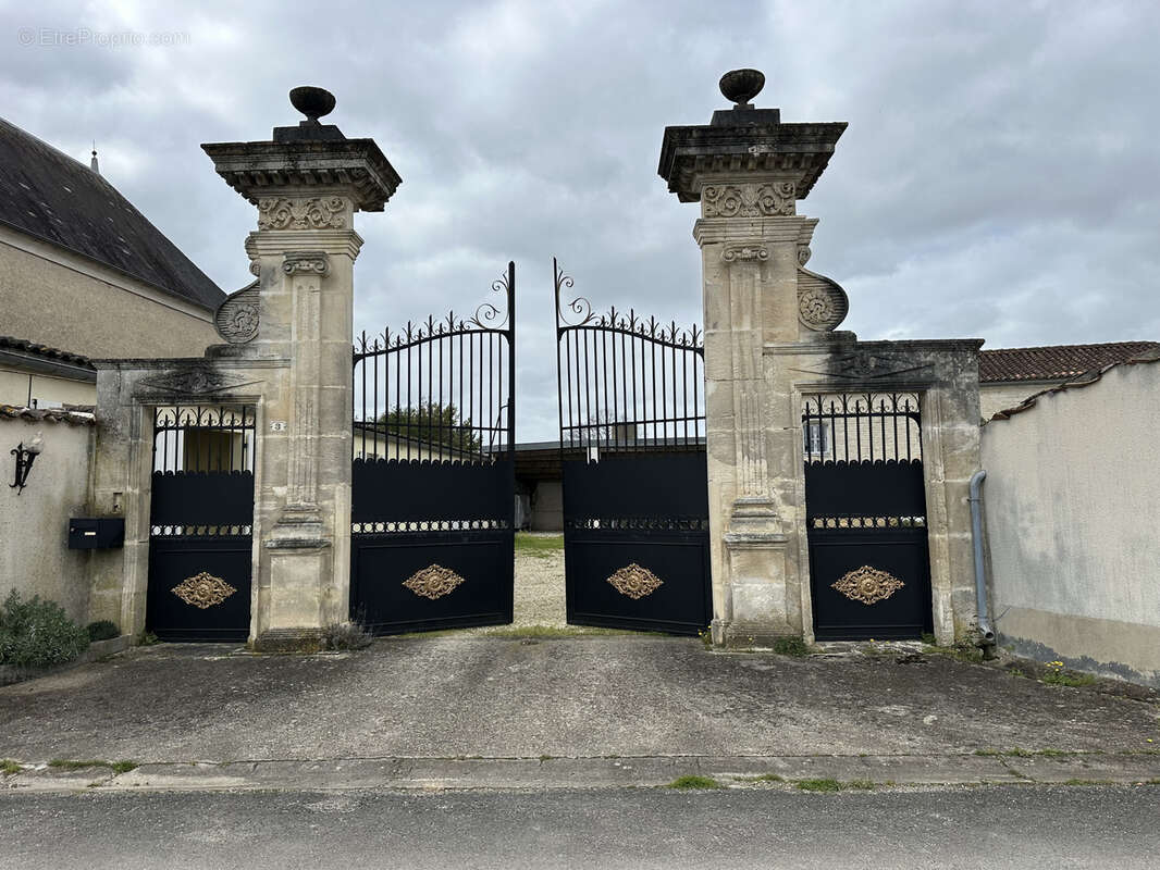 Propriété de caractère rénovée avec dépendances rénovées , Sigogne. - photo 2