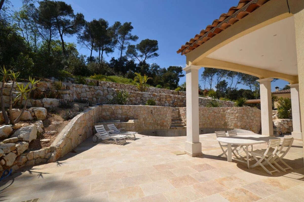 Maison à ROQUEFORT-LES-PINS