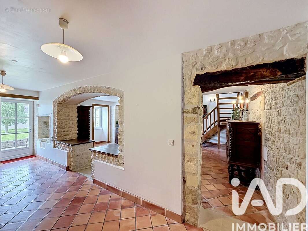 Maison 151 m² à Vignolles  - photo 5