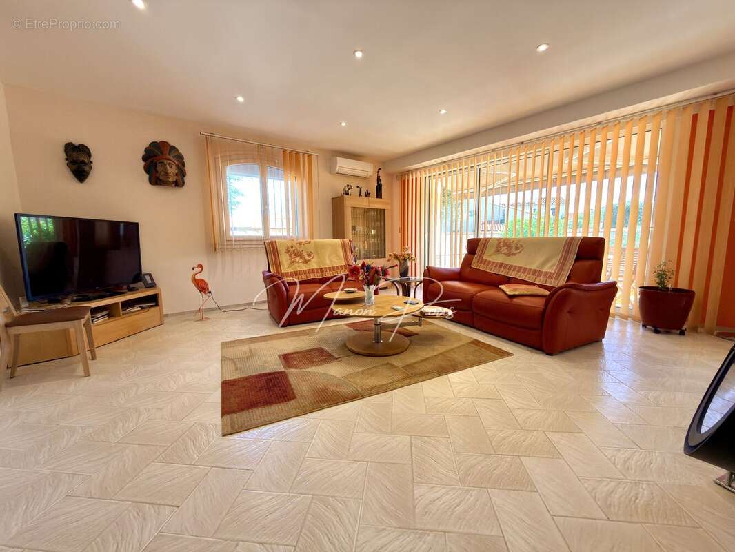 Maison 190 m² à Saint-Esteve  - photo 8