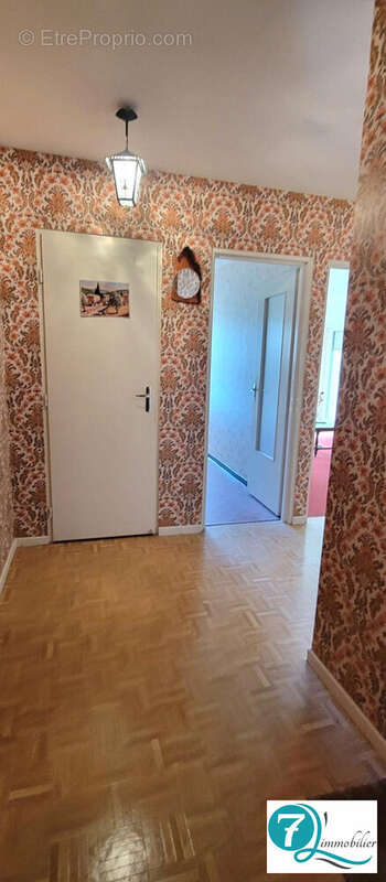 Entrée avec placard et cellier - Appartement à VALDAHON