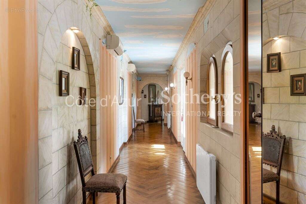 Villa florentine de plain-pied avec maison d’invités et piscine à Grasse Saint-François - photo 13