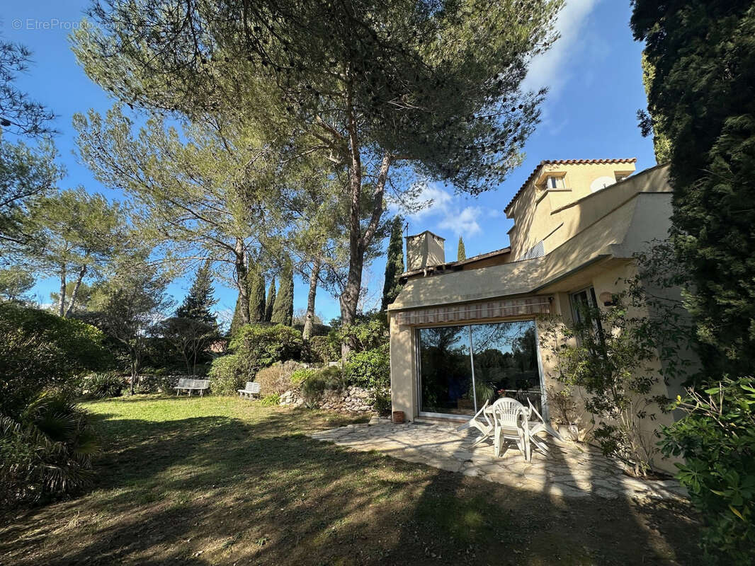 Maison à SAINT-CLEMENT-DE-RIVIERE