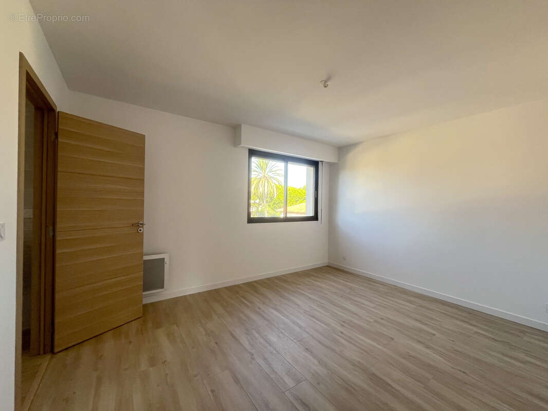 Appartement à SAINT-LAURENT-DU-VAR