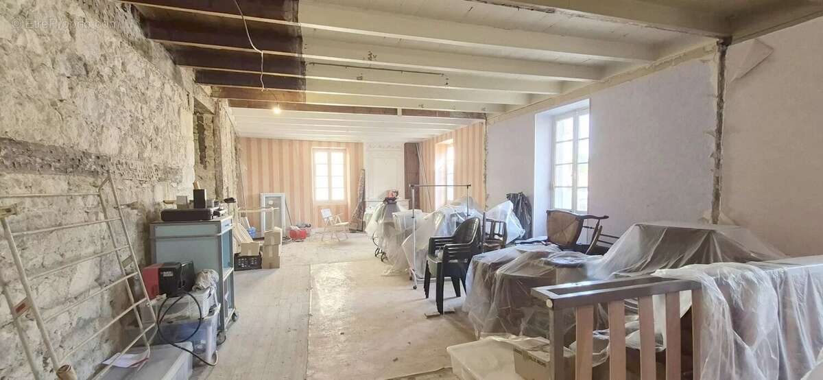 Maison en pierre à rénover avec local professionnel restauré en activité. - photo 15