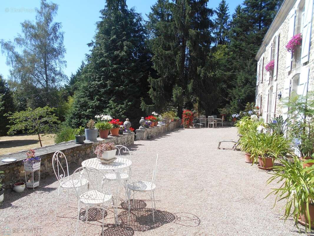 Niche en hauteur magnifique chateau sur 7700 m2 avec sa source - photo 11