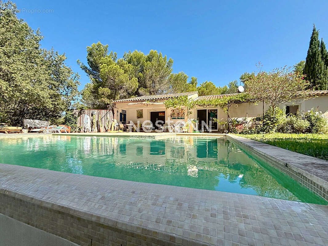 Maison , familiale avec piscine et beaux volumes située à Ventabren . - photo 2