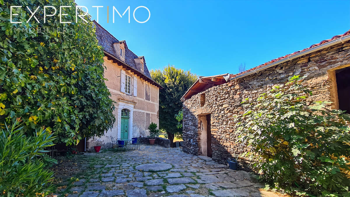 Manoir d'une superficie habitable de 338 m2 avec dépendances sur un terrain de 3,6 hectares - photo 6