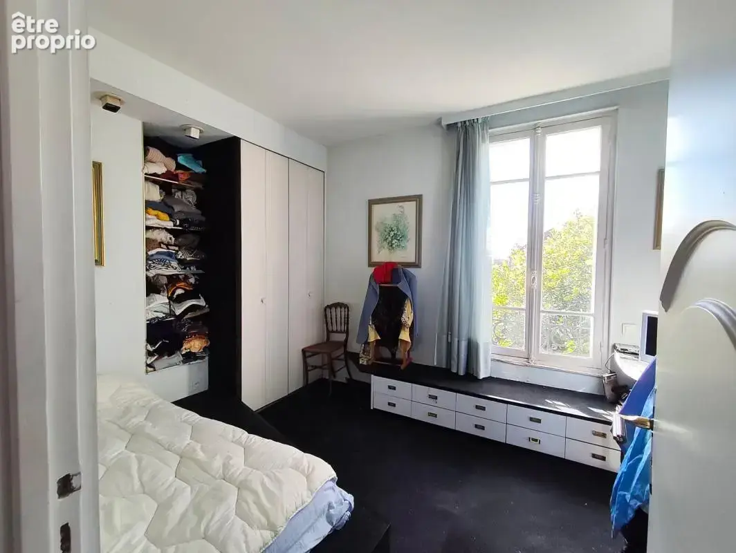 Central et calme sur 1400m² de terrain ! Propriété meulière de caractère de 250m² comprenant séjour triple et 5 chambres, sur un - photo 16