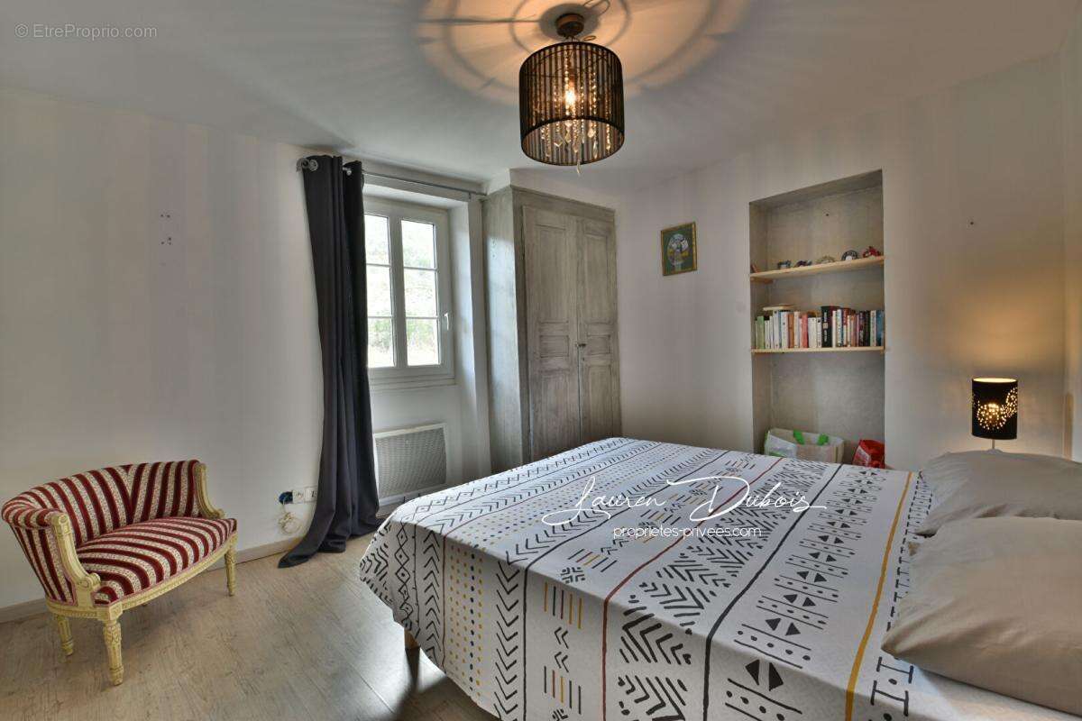 SERRES - Charmante maison de ville de 122 m² avec jardin, garages et dépendances - photo 10