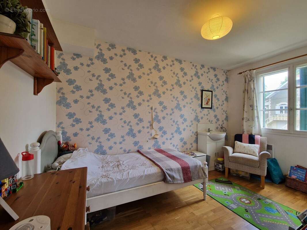 Maison 4 chambres, dépendance, piscine et jardin proche du village. - photo 13