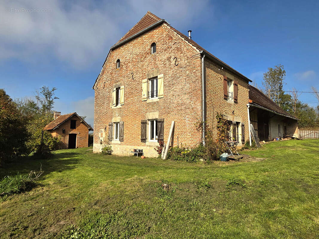 Maison à COMMENAILLES