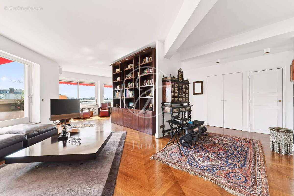 Appartement à PARIS-16E