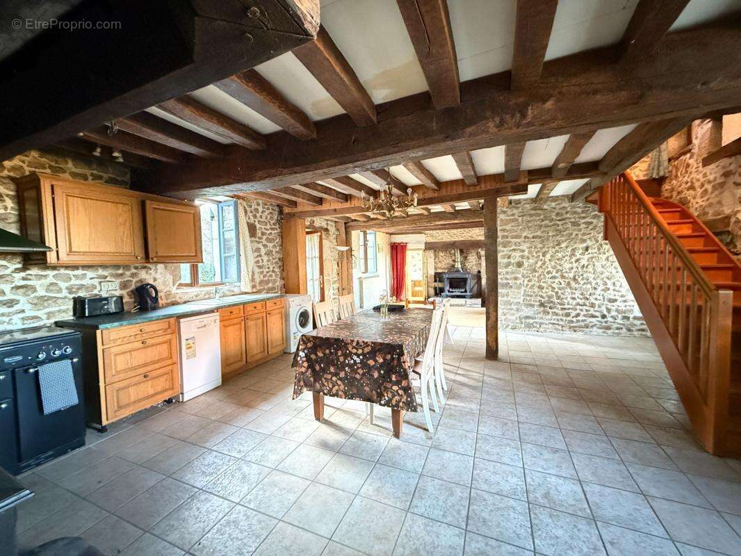 BELLE OPPORTUNITE ! Maison en pierre de 165m², pleine de charme, 4 chambres, Cour intérieure de 379m² 93 000 € - photo 2