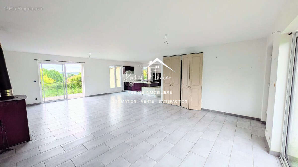 Séjour avec insert à bois - Maison à LESIGNY