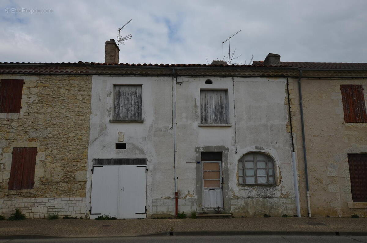 001 - Maison à VIC-FEZENSAC