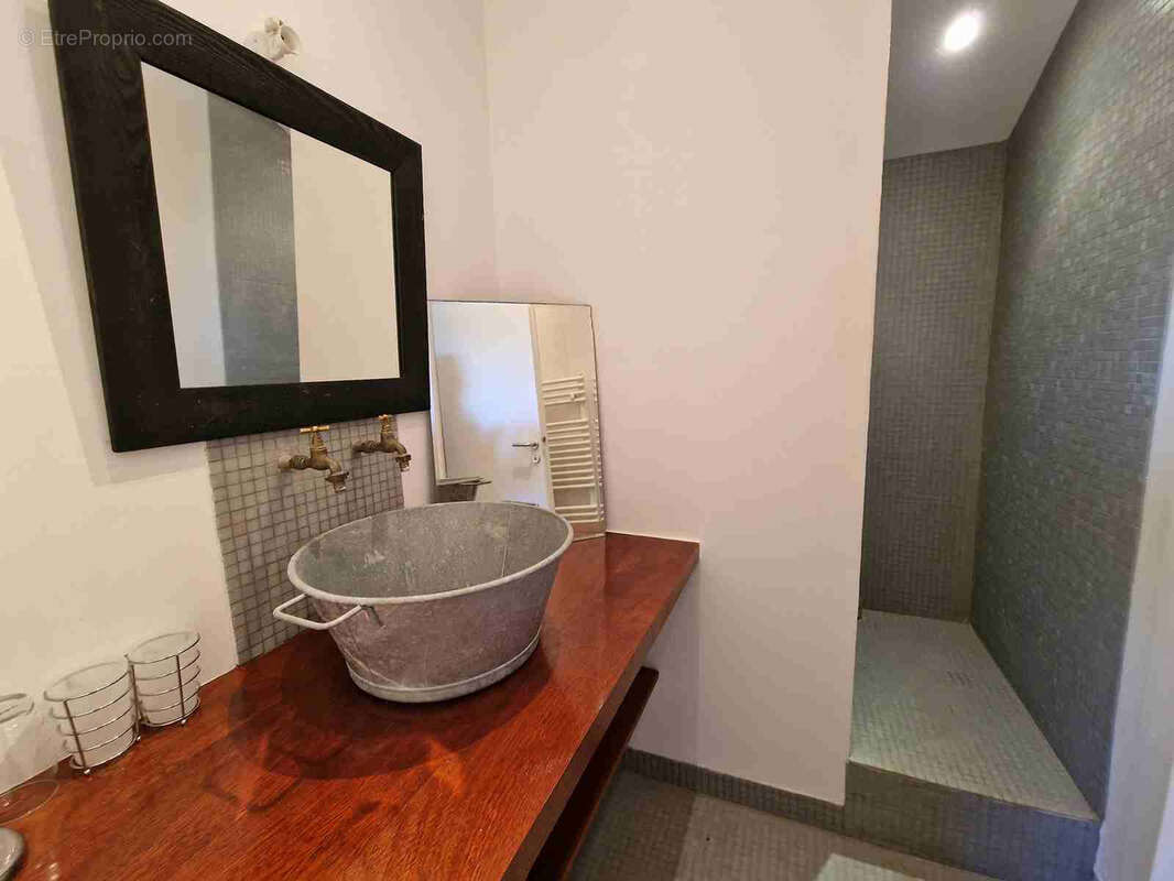 Batisse en pierre de style Directoire avec vignes et piscine - photo 18