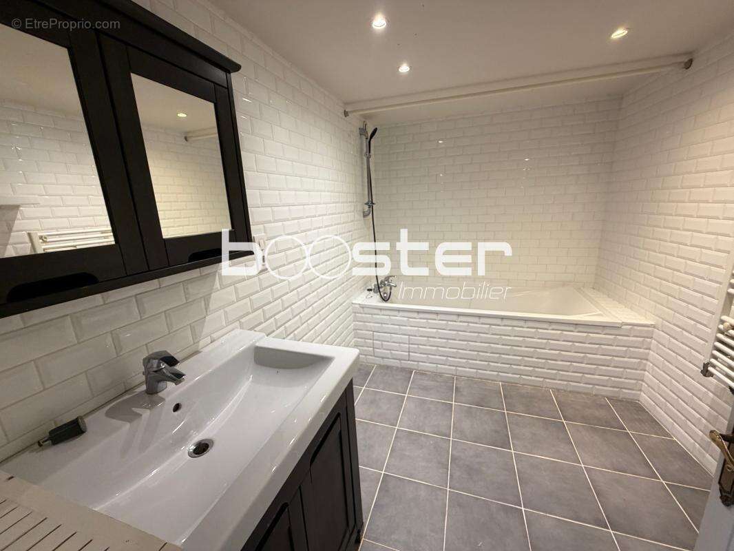 UNIQUEMENT CHEZ BOOSTER !!! Grande surface de type 3 Pièces, esprit loft avec mezzanine et poutres apparentes, cœur historique d - photo 6