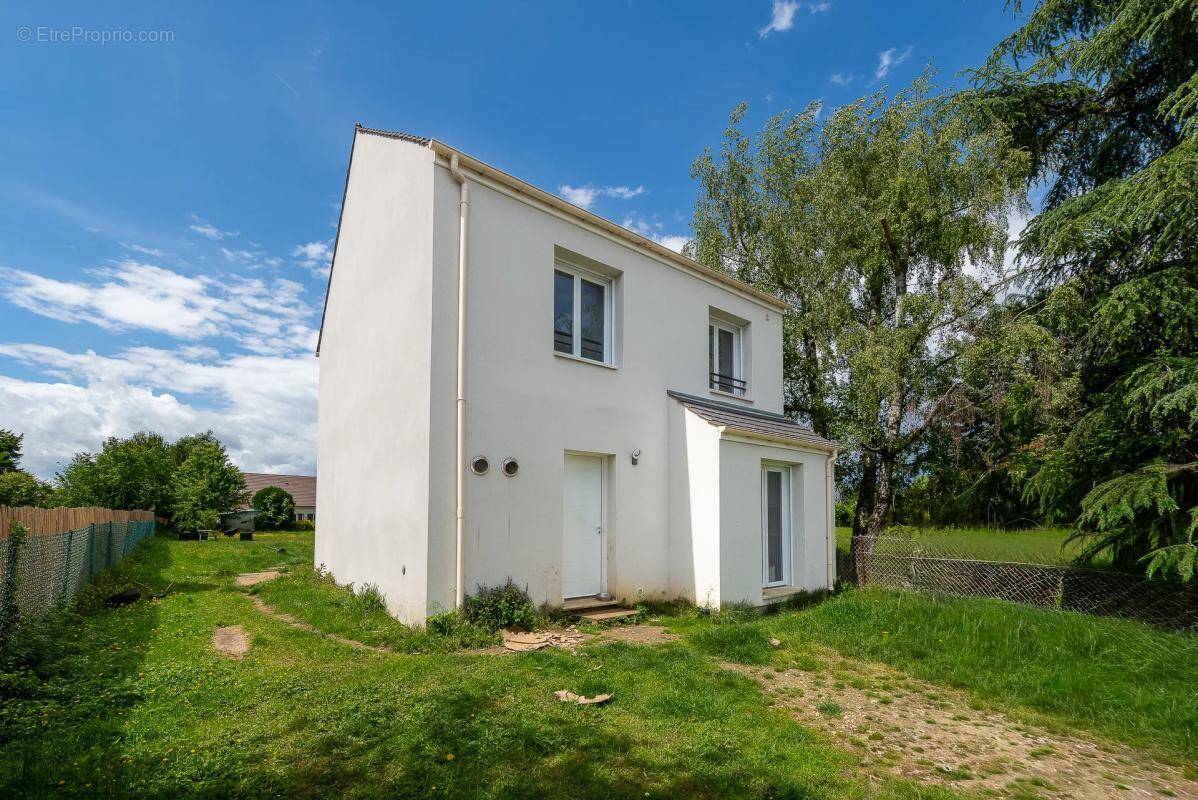 Maison à PEROY-LES-GOMBRIES