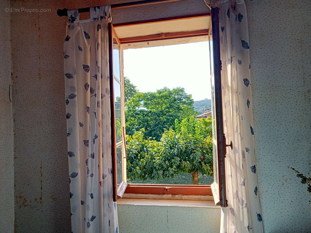 Maison à SAINT-LAURENT-DU-PAPE