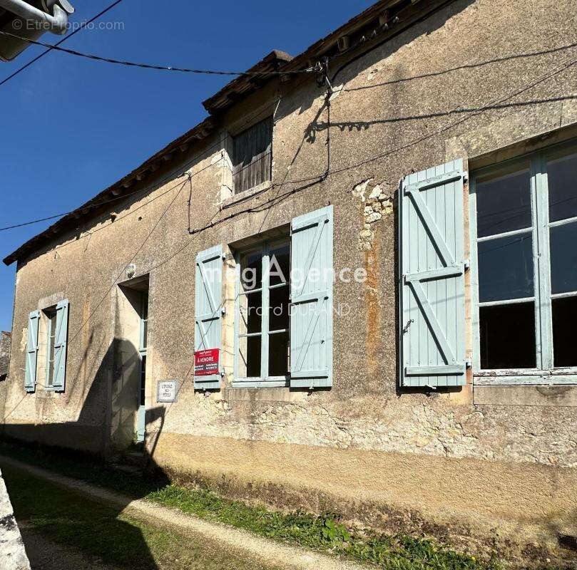 Belle bâtisse propice à la réalisation d'un commerce ou de projets évènementiels / artistiques - photo 2