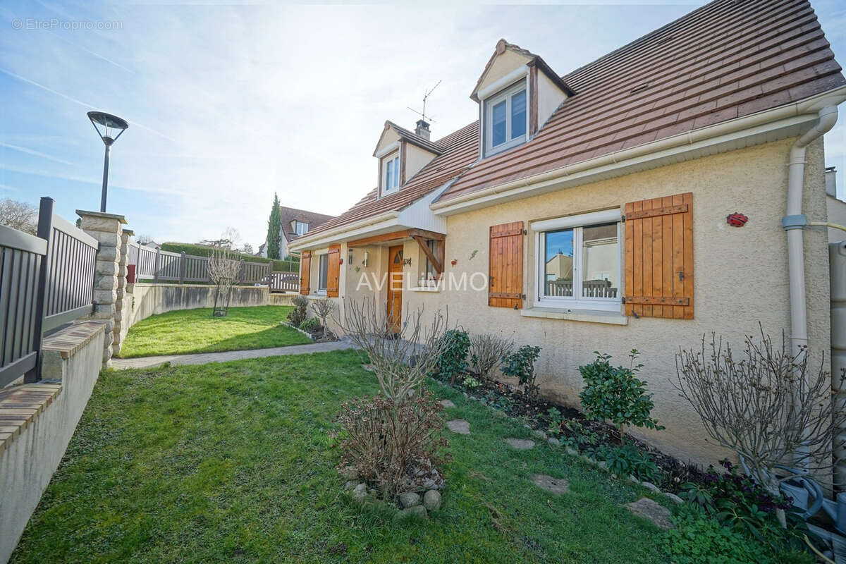 Maison à LA QUEUE-LES-YVELINES