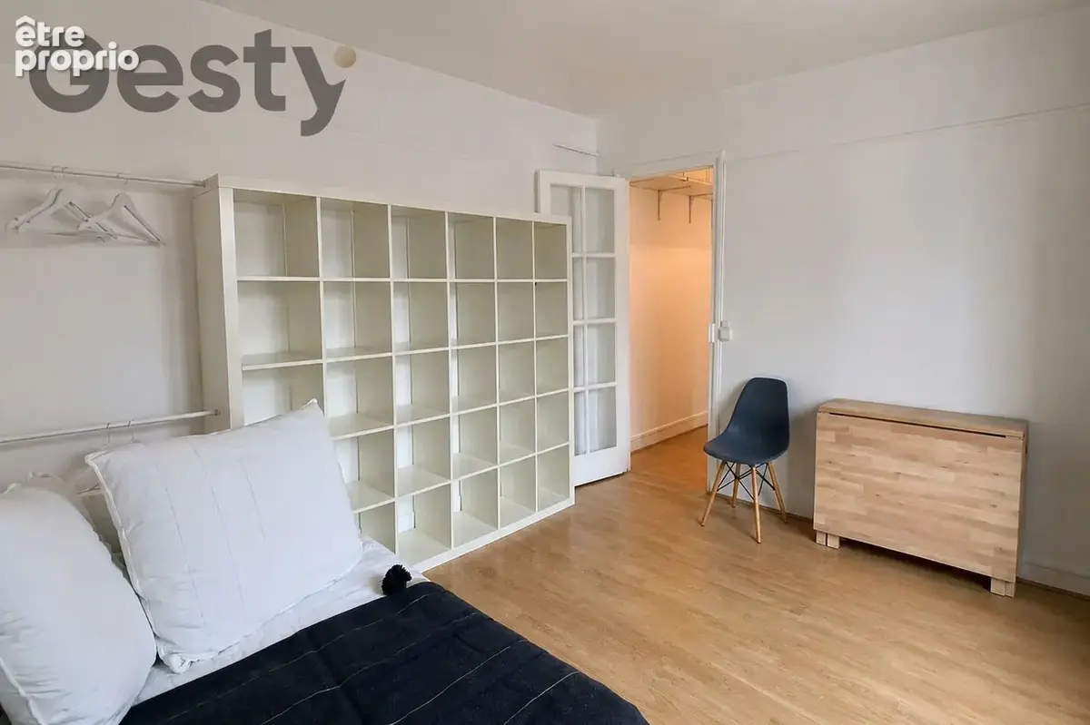 Grand studio, vue dégagée, idéalement placé - photo 3