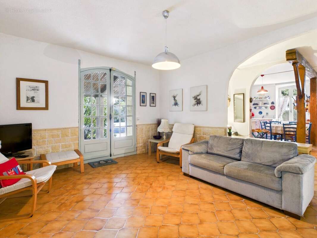 Marseillette: Charmante maison de vigneron offrant 5 chambres, 4 salles de bains, jardin et garage - photo 2