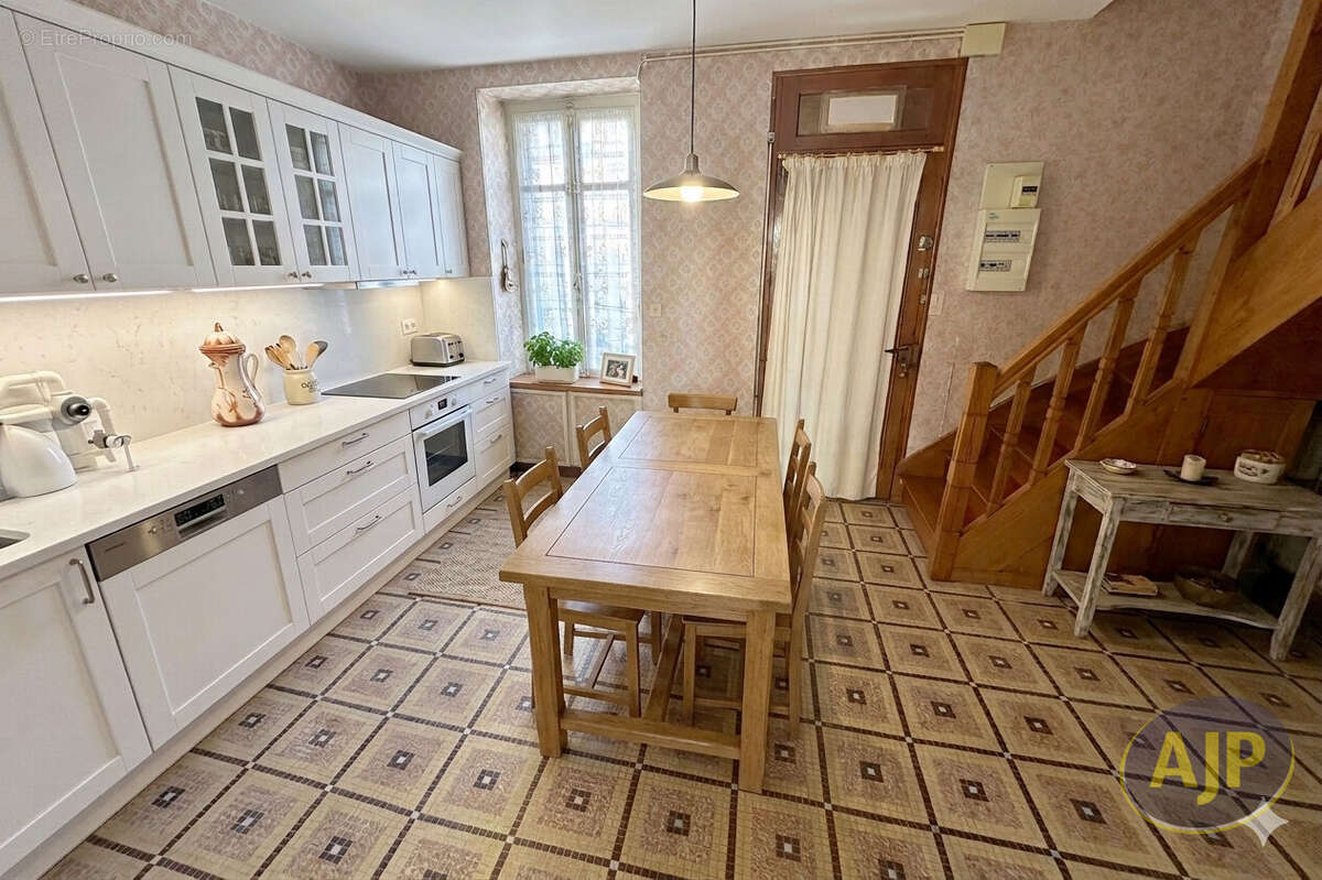 Maison à SAINT-MACAIRE-EN-MAUGES
