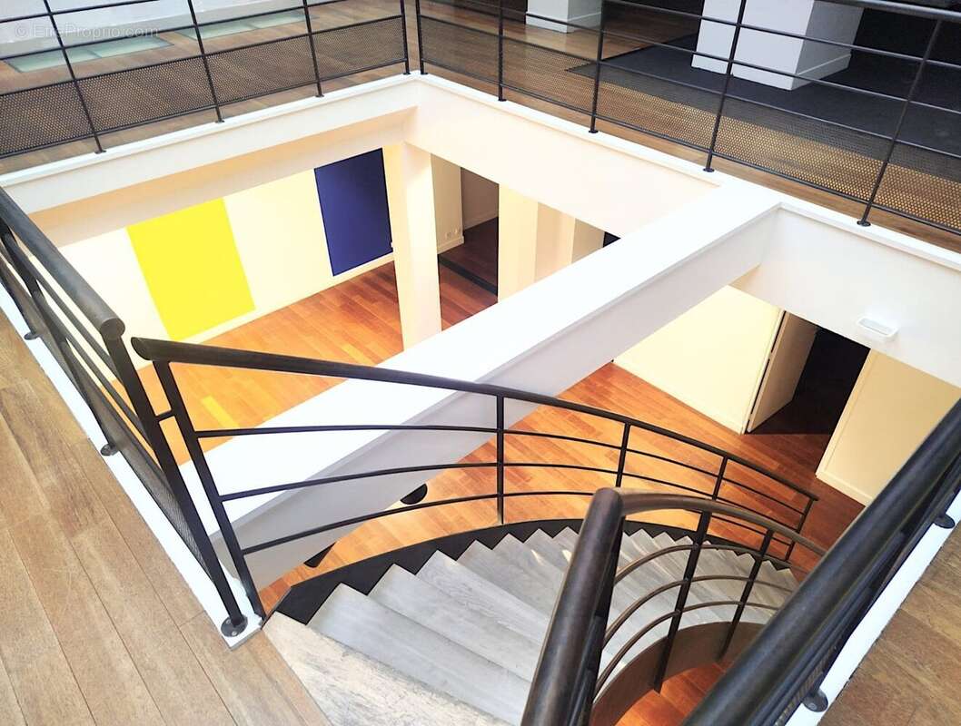 Paris10. A deux pas des Folies Bergère - Loft d'exception sous verrière, au calme sur cour pavée. - photo 15