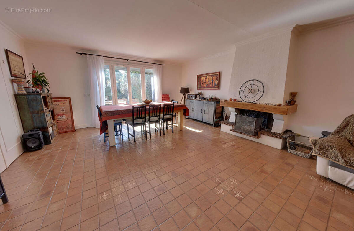 Maison à LE MESNIL-SAINT-DENIS
