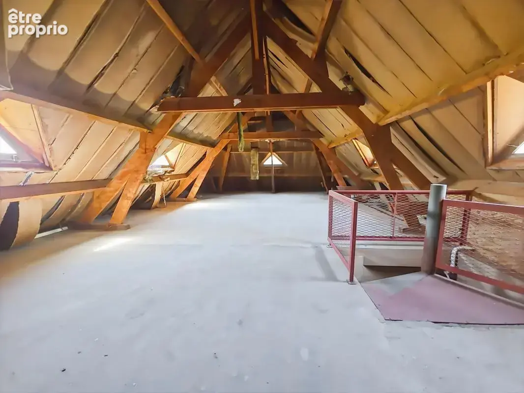  Un cadre de vie privilégié Édifiée sur un terrain de plus de 6 780 m², entièrement clos et paysager, cette propriété vous garan - photo 15