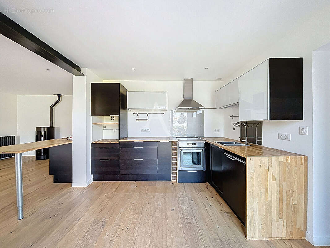 ANGERS - Maison rénovée + un local professionnel loué - photo 3