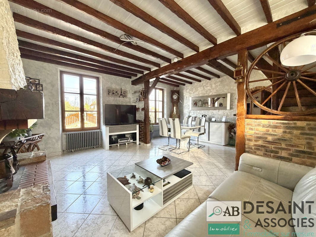 Maison à CONDE-SAINTE-LIBIAIRE