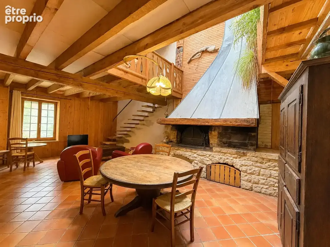 Maison de village en pierres avec annexes, jardin et cour intérieure à SAINT-PIERRE-DE-BOEUF - photo 4