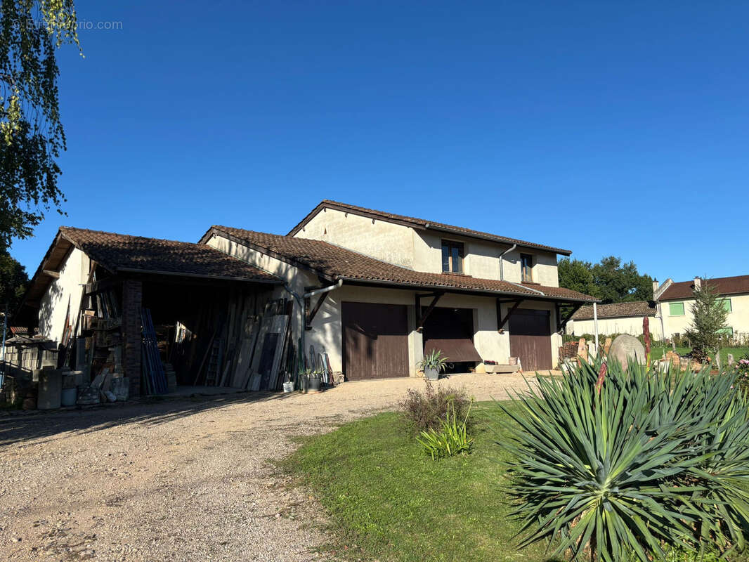 Parking à SAINT-JEAN-SUR-VEYLE