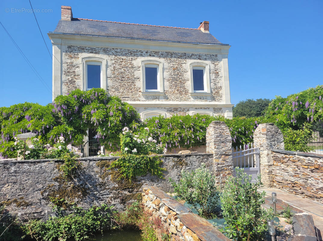 Maison à BECON-LES-GRANITS