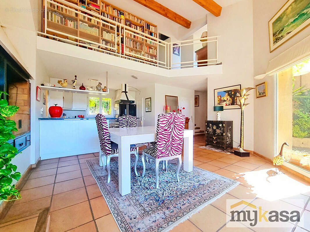 Maison à SAINT-MITRE-LES-REMPARTS