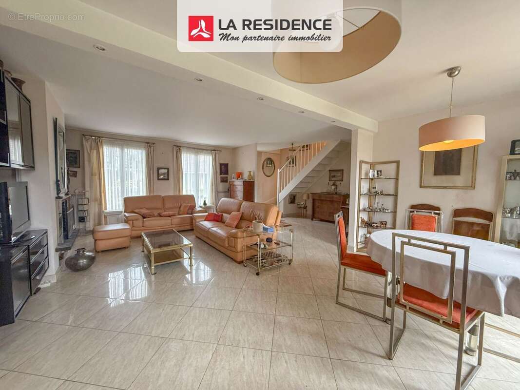 Maison à LE MESNIL-SAINT-DENIS