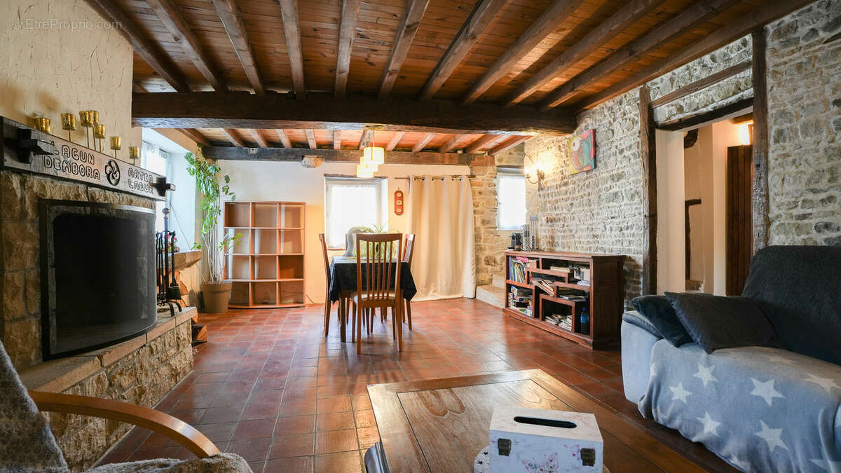 Centre bourg: ancienne ferme restaurée avec piscine - photo 11