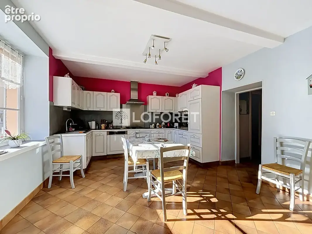 Demeure FAMILIALE à vendre au coeur du village - 7 pièce(s) 265 m2 - photo 7