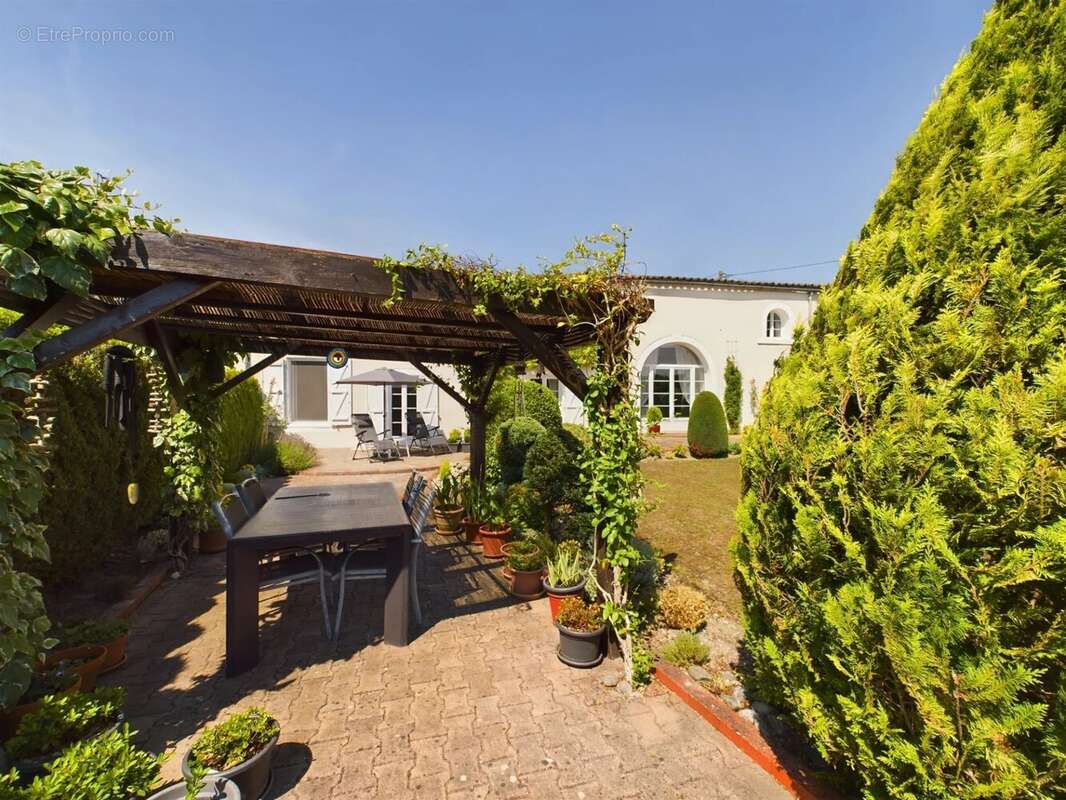Belle rénovation pour cette Maison de village de 3 chambres/3 salles de bain avec jardins paysagers. - photo 17
