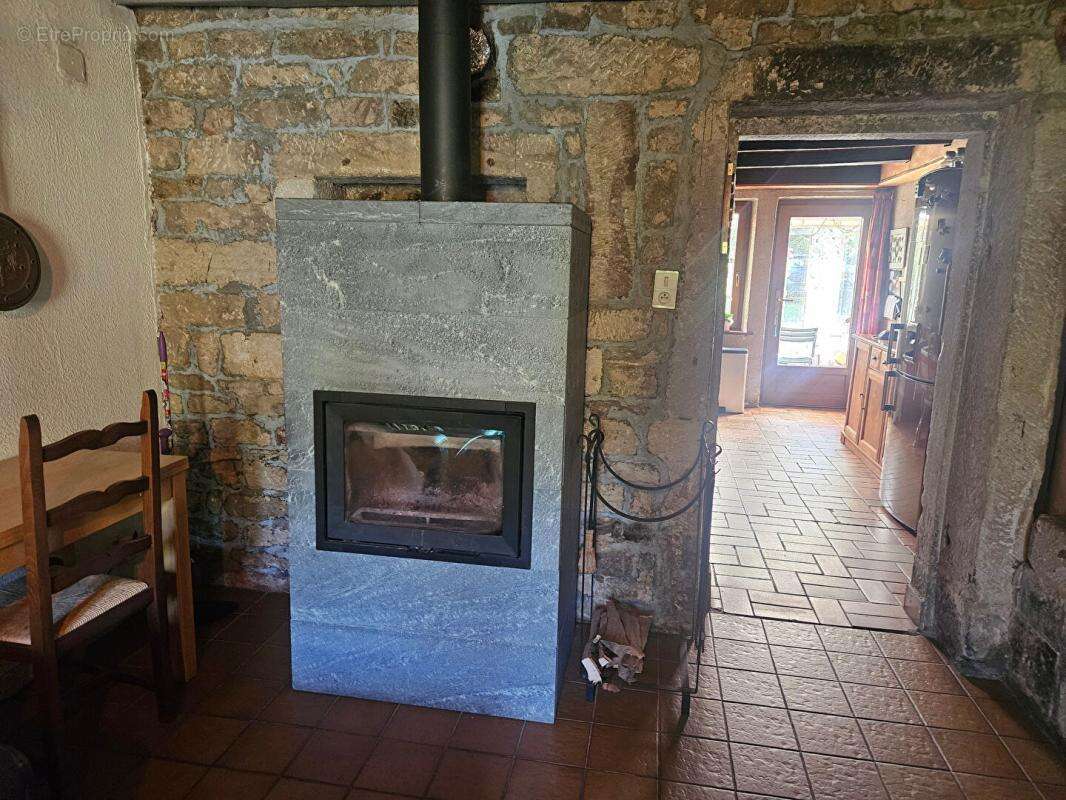 Maison de caractère en pierres, dépendances et terrain de 1,36 ha avec source - photo 5