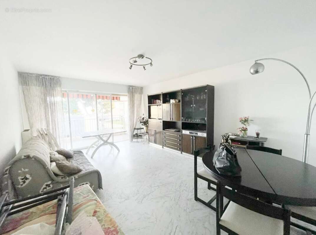 Appartement à SAINT-LAURENT-DU-VAR