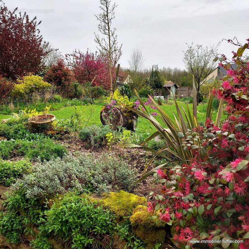 Maison à NEUVILLE-SUR-SARTHE