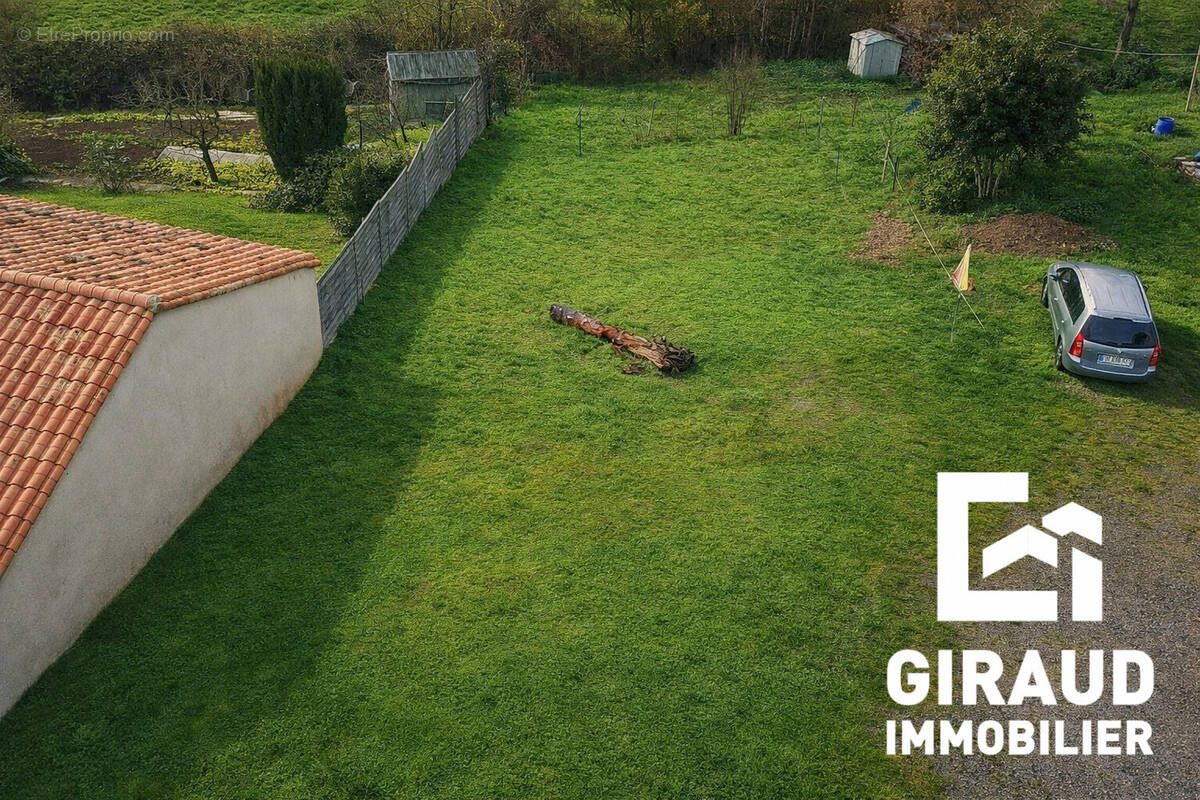 Terrain à SAINT-HILAIRE-DE-VOUST